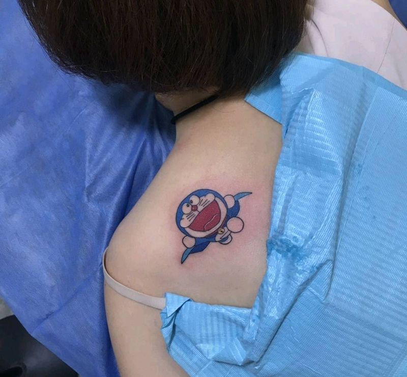 叮当猫纹身图片_背部水彩小清新纹身图案