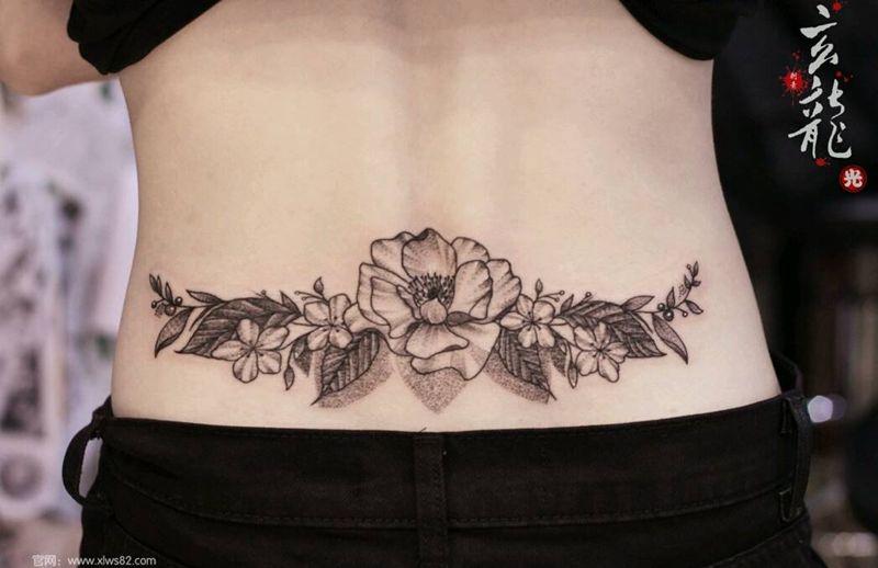 后腰花纹身图片