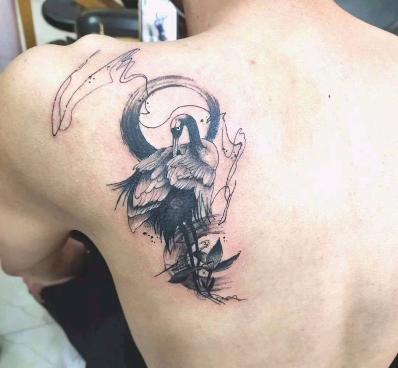 鹤纹身图片_背部水墨纹身图案