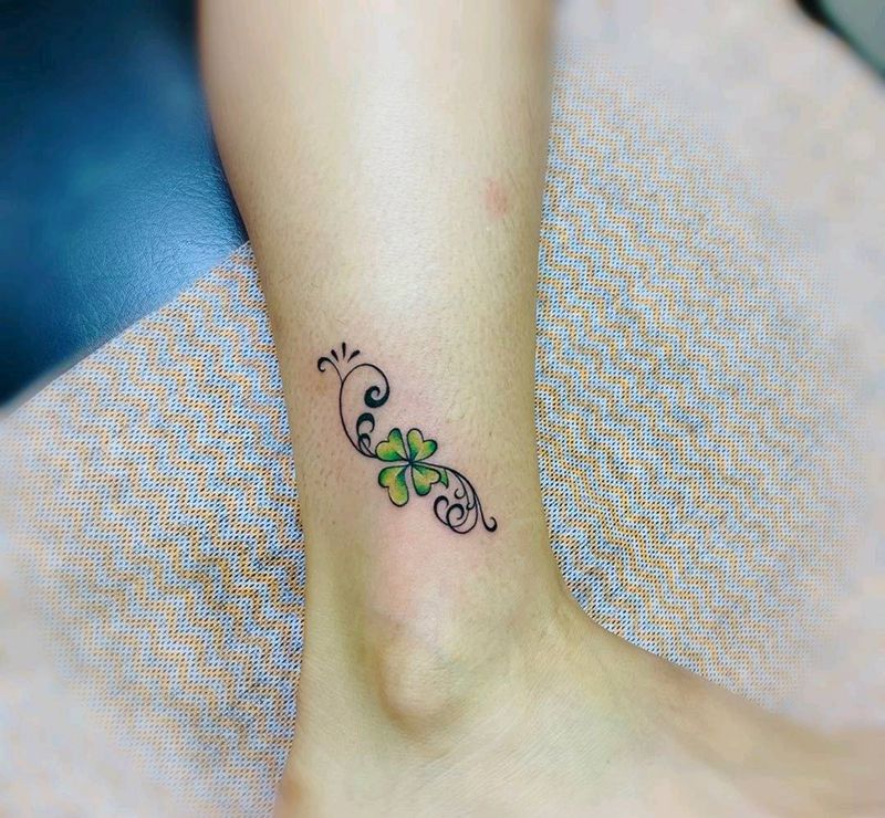 四叶草纹身图片_脚部小清新纹身图案