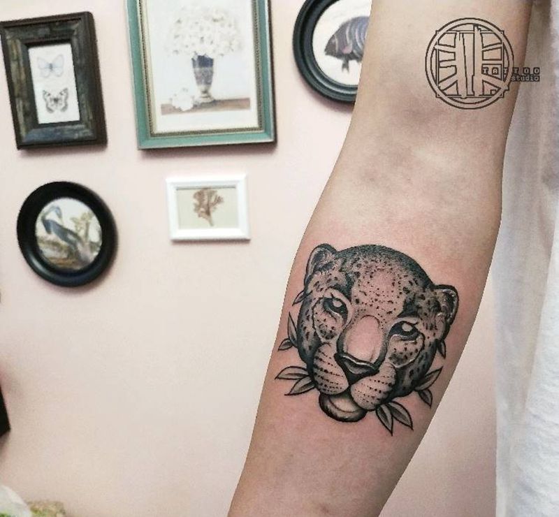 豹子纹身图片_手臂Old School豹子纹身图案