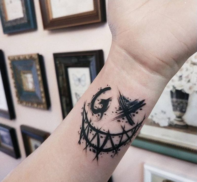 恶魔笑脸纹身图片_手臂点刺New School暗黑系恶魔笑脸纹身图案