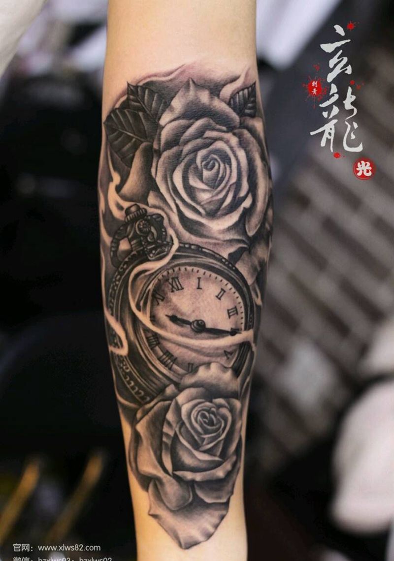 怀表玫瑰纹身图片