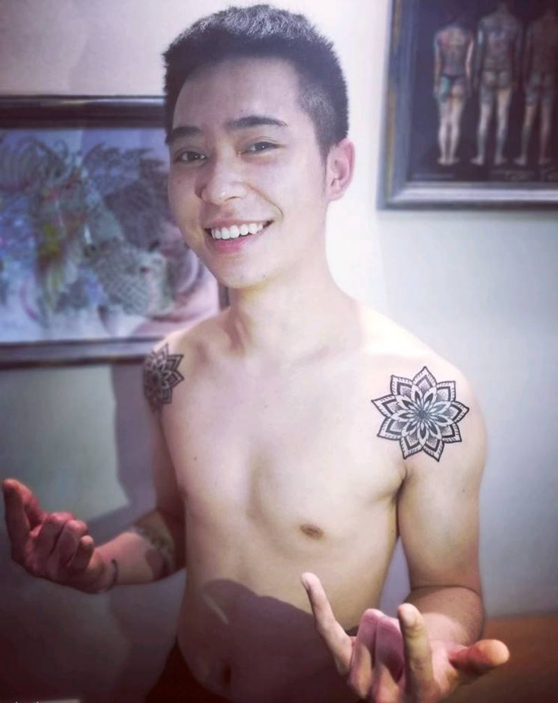 繁花纹身图片_肩部纹身图案