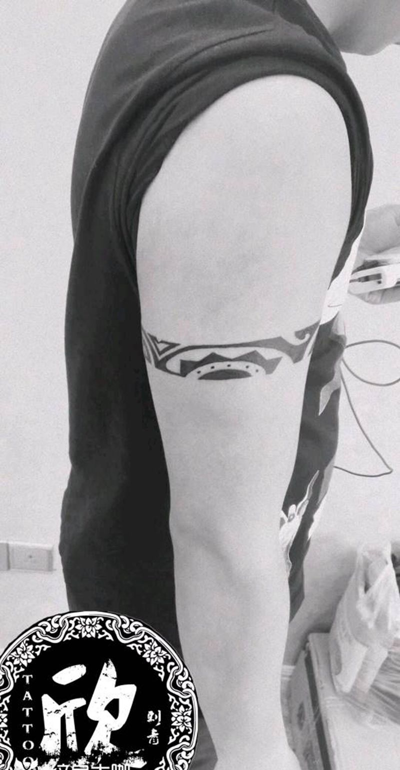 图腾臂环纹身图片_手臂图腾臂环 成品纹身图案