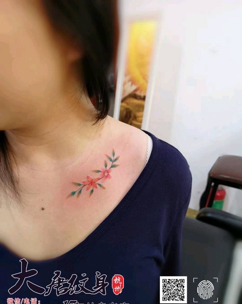 小清新纹身图片_颈部水彩小清新纹身图案