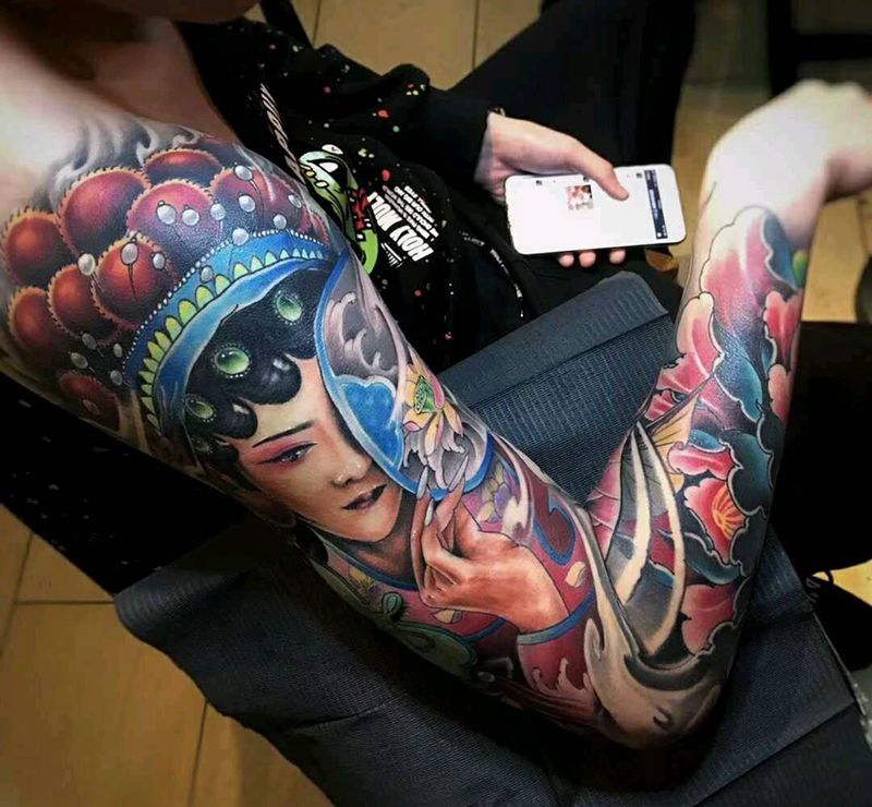 花旦纹身图片_手部新传统水彩纹身图案