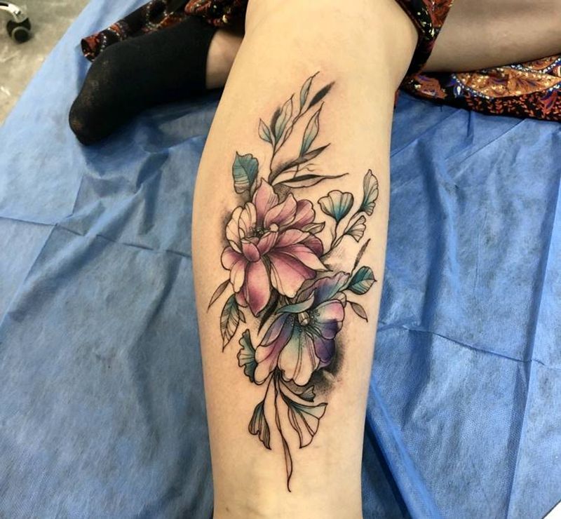 彩色素花纹身图片_腿部水彩小清新纹身图案