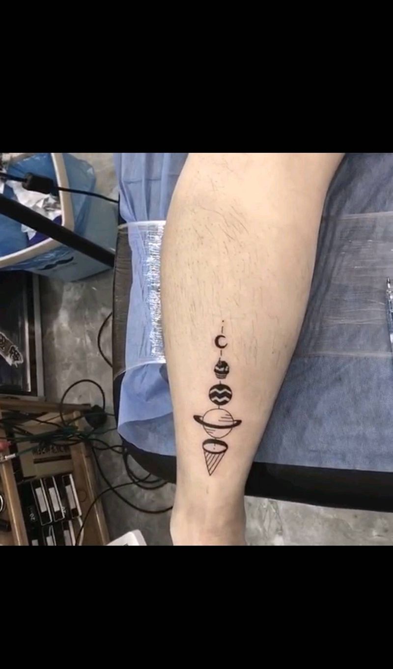 星球纹身图片_脚部线条纹身图案