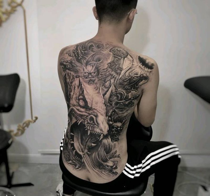九龙拉官纹身图片_背部新传统纹身图案