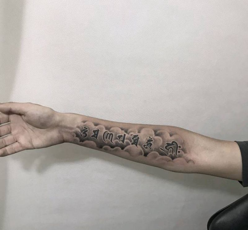 六字真言纹身图片_手部新传统纹身图案