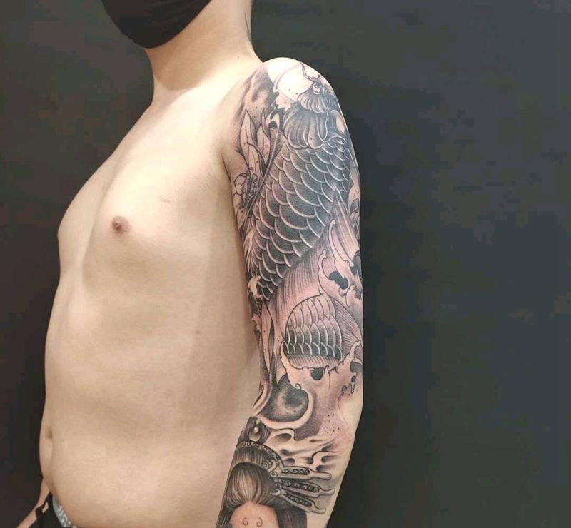 锦鲤纹身图片_手臂新传统纹身图案