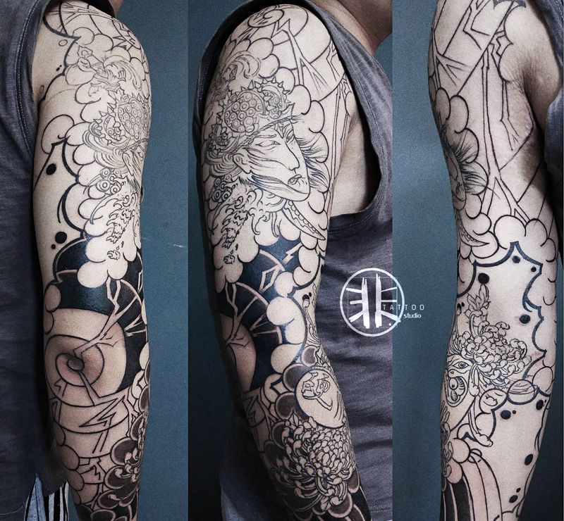 日式老传统纹身图片_手臂肩部老传统生首达摩蛋日式七分袖纹身图案