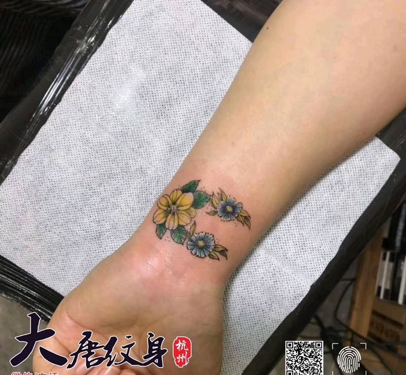 手腕遮盖纹身图片_手部水彩小清新纹身图案