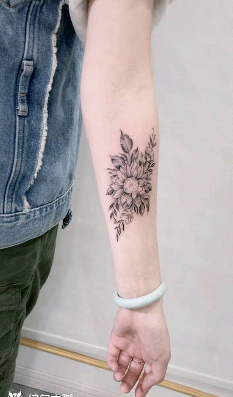 素花纹身图片_手部小清新纹身图案