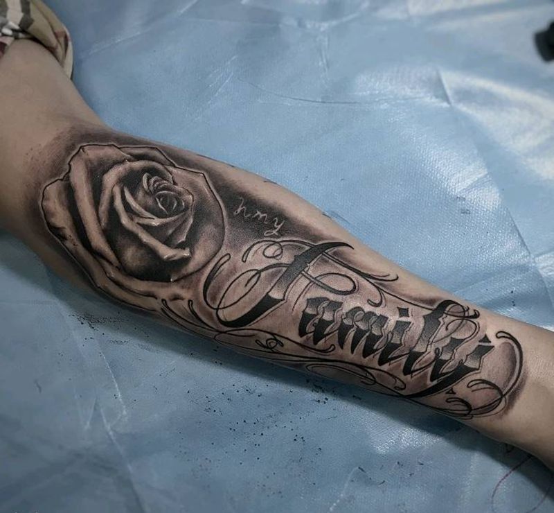 黑灰花体字＋玫瑰纹身图片_手臂黑灰纹身图案