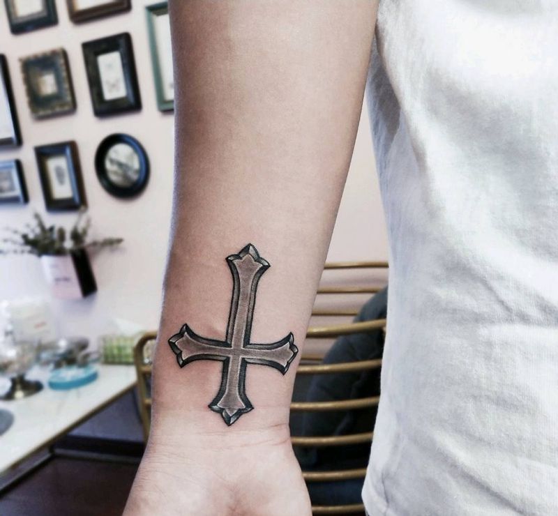 十字纹身图片_手臂欧美写实十字架纹身图案