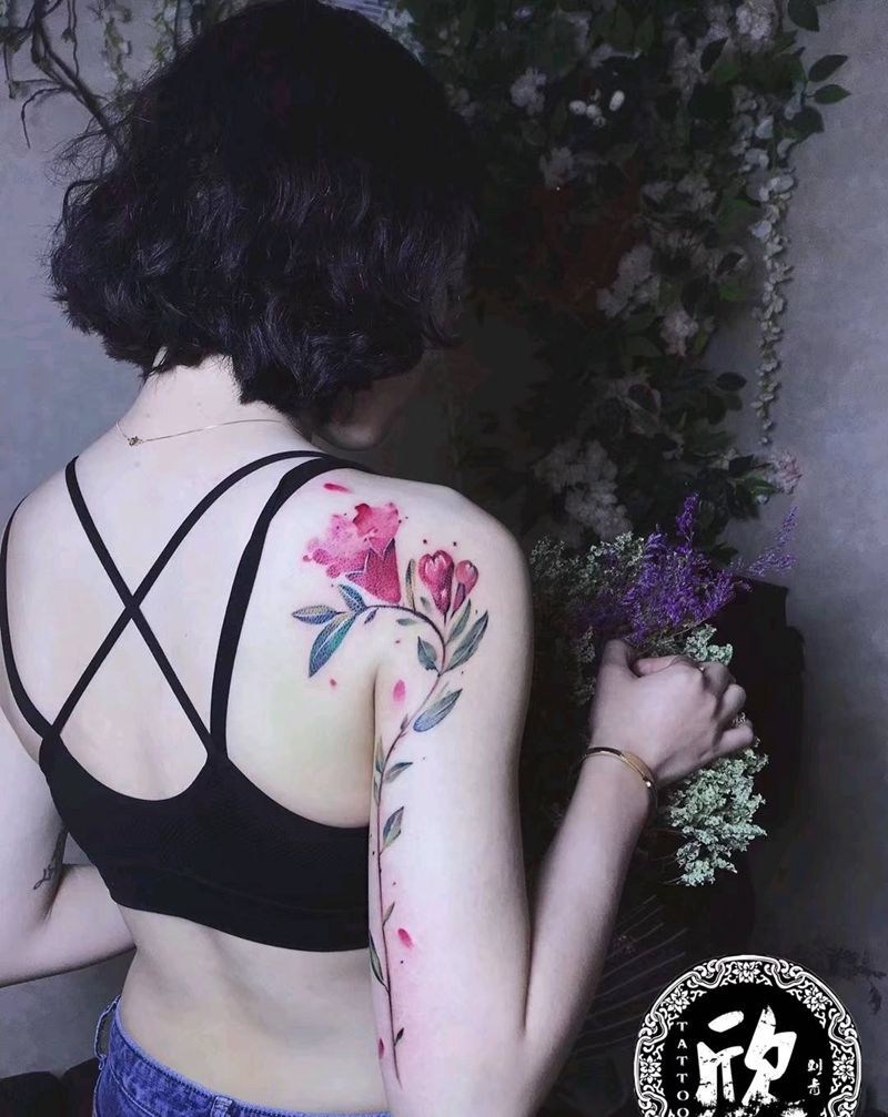 美女与花纹身图片_肩部背部清新植物水彩成品插画纹身图案