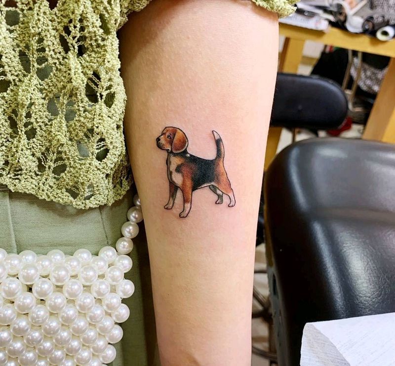 狗狗纹身图片_手部欧美写实水彩纹身图案