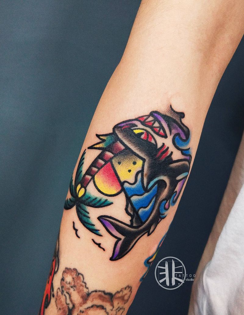 鲨鱼纹身图片_手臂Old School花臂拼接鲨鱼纹身图案