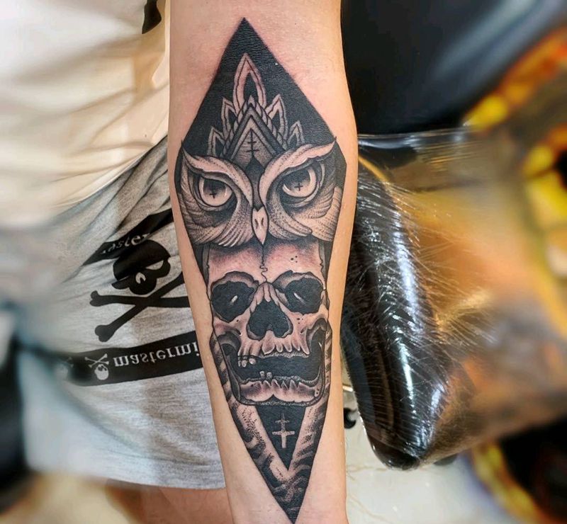 猫头鹰＋骷髅纹身图片_手部点刺黑灰纹身图案