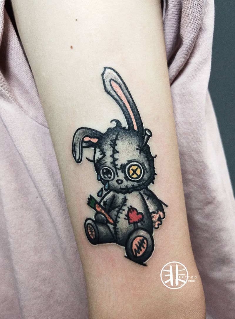 布偶兔纹身图片_手臂Old School兔子纹身图案