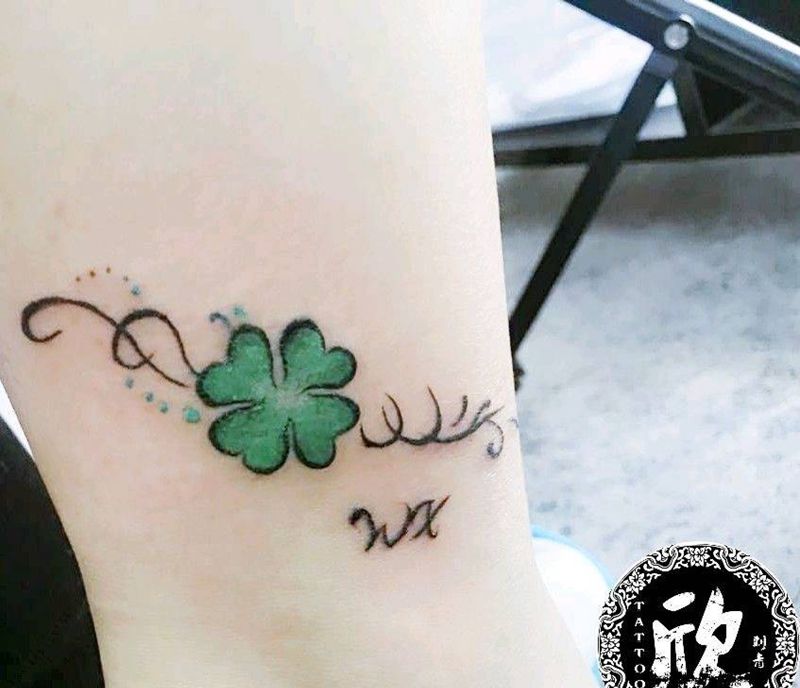 四叶草纹身图片_腿部脚部清新字符图腾成品纹身图案