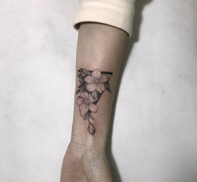 素花纹身图片_手部小清新纹身图案