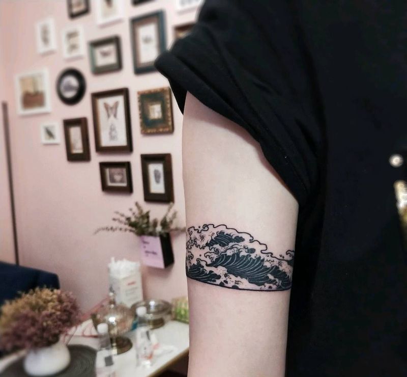 海浪纹身图片_手臂点刺几何海浪臂环纹身图案