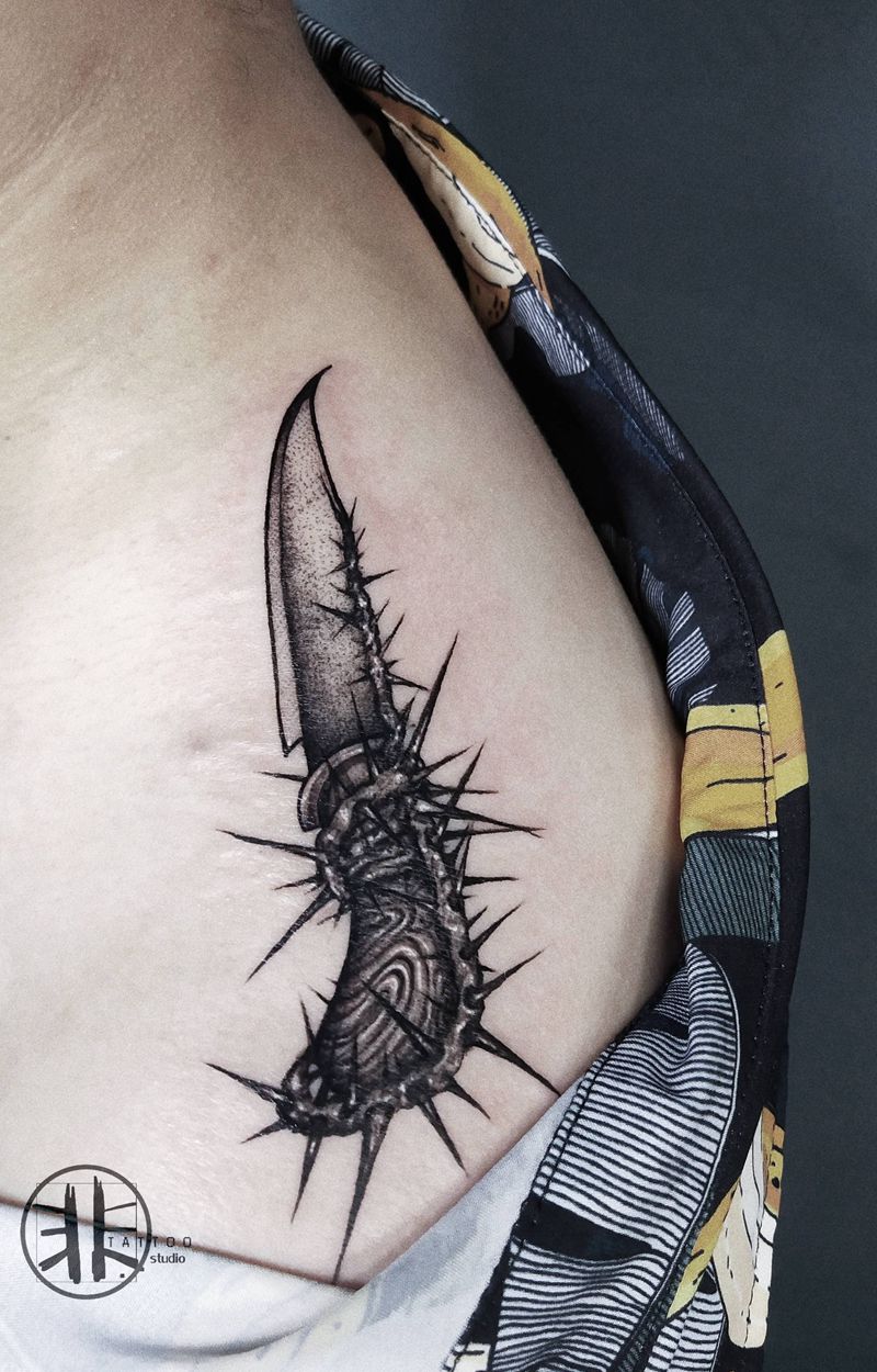 荆棘匕首纹身图片_肩部点刺暗黑系荆棘匕首纹身图案