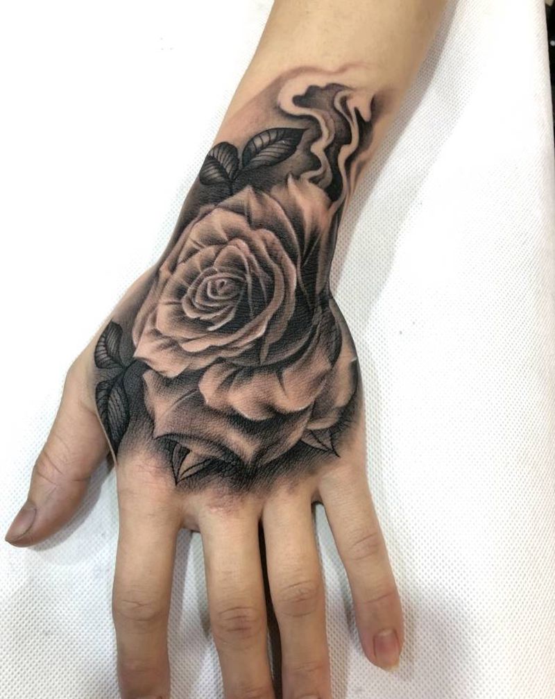 写实玫瑰纹身图片_手部欧美写实纹身图案