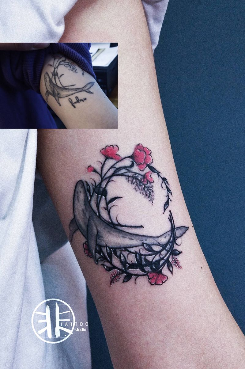 遮盖添加 旧纹身修改纹身图片_手臂Old School点刺鲸鱼花环纹身图案