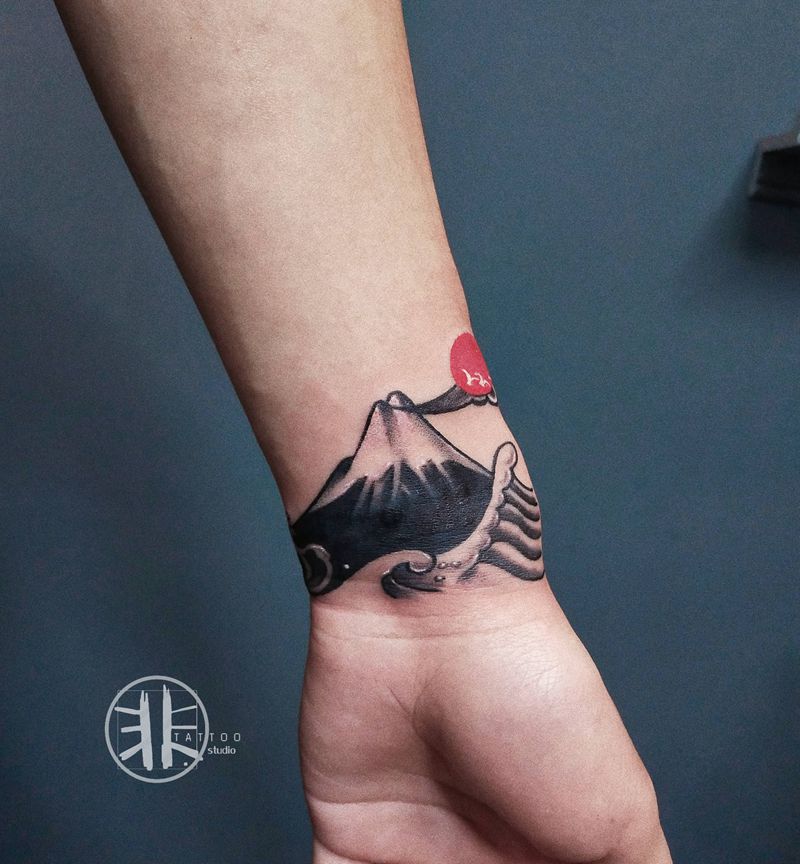 富士山下纹身图片_手臂新传统富士山遮盖旧纹身图案