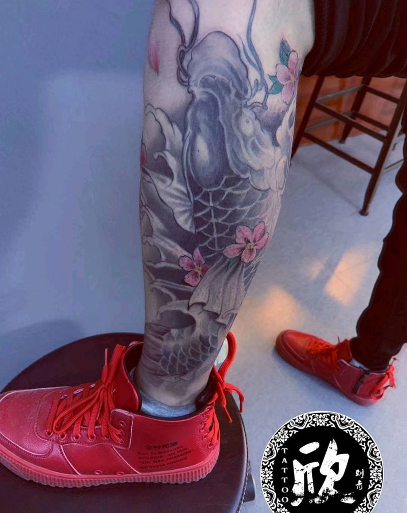 小腿鲤鱼纹身图片_腿部纹身图案