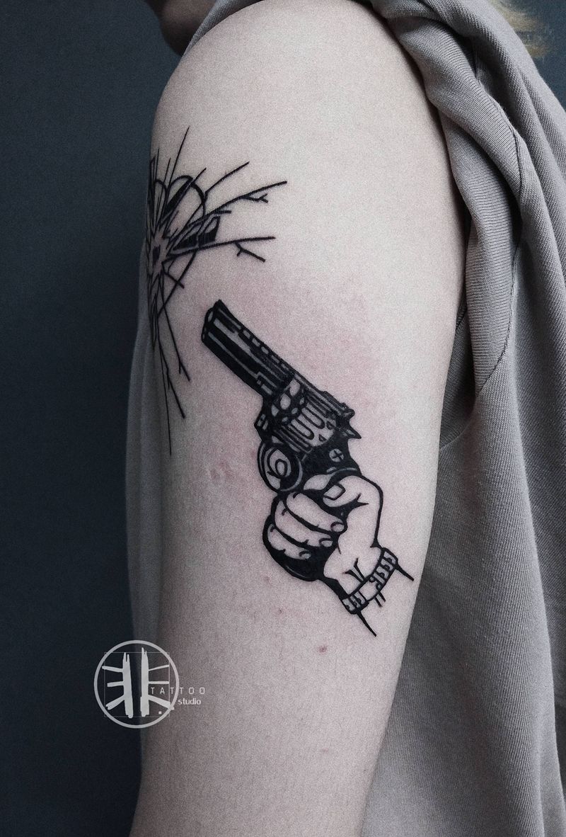 oldschool左轮手枪纹身图片_手臂肩部Old School左轮手枪纹身图案