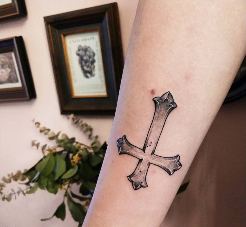十字架纹身图片_手臂New SchoolOld School素描风纹身图案