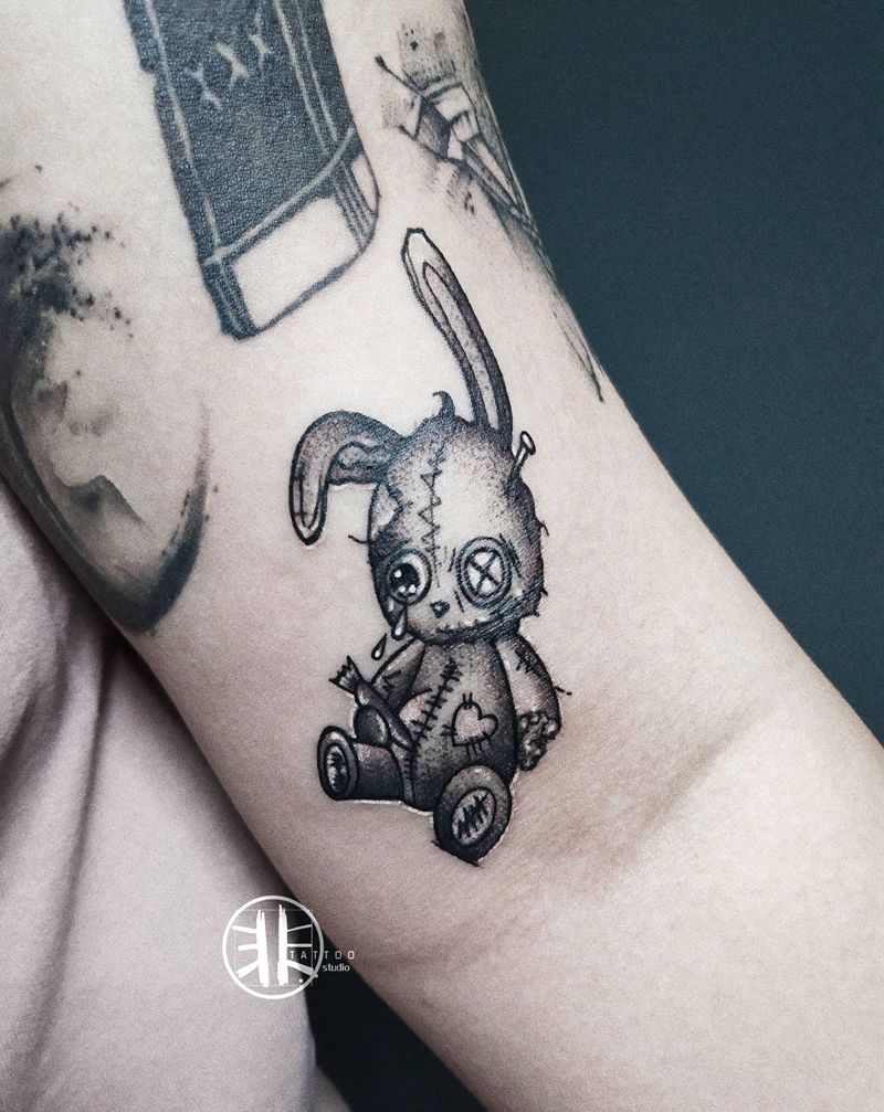 暗黑系 布偶兔纹身图片_手臂点刺暗黑系布偶兔纹身图案