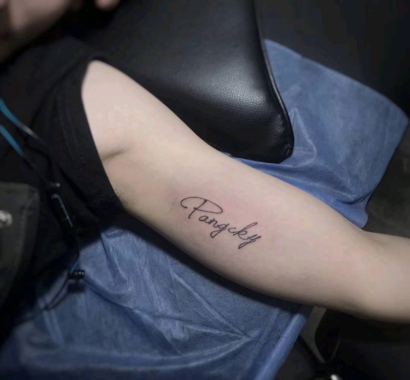 大臂内侧英文纹身图片_手臂小清新纹身图案