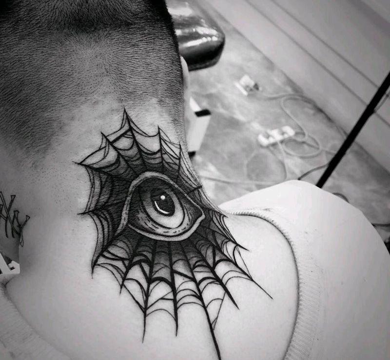 上帝之眼纹身图片_颈部灰黑纹身图案