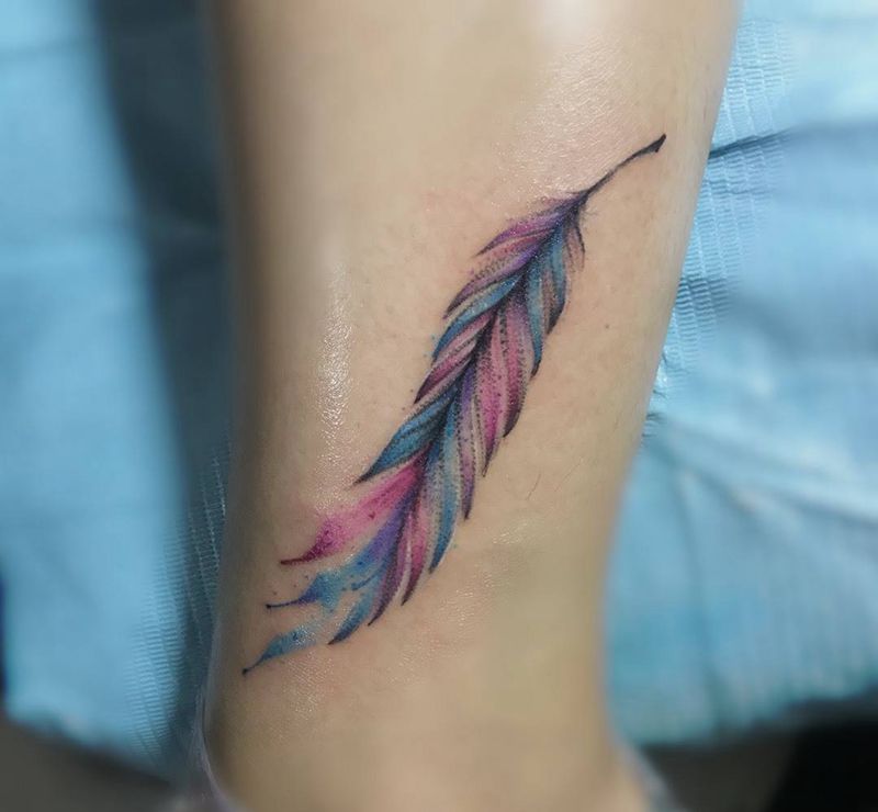 水彩羽毛纹身图片