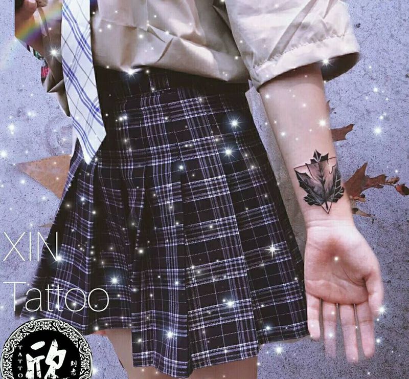 枫叶纹身图片_手臂几何纹身图案