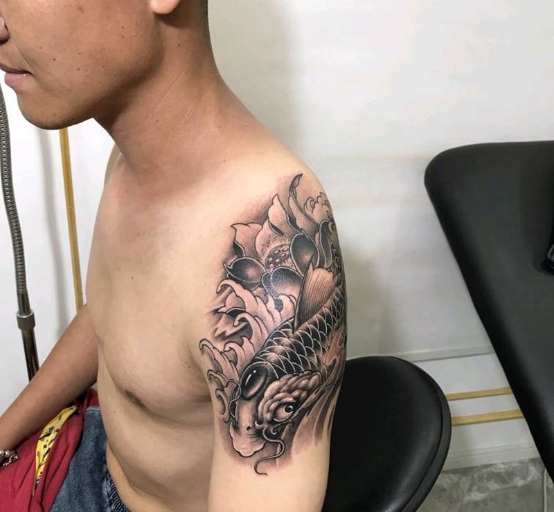 锦鲤纹身图片_手臂新传统纹身图案