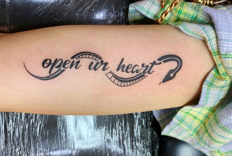 英文加蛇纹身图片_手部图腾纹身图案