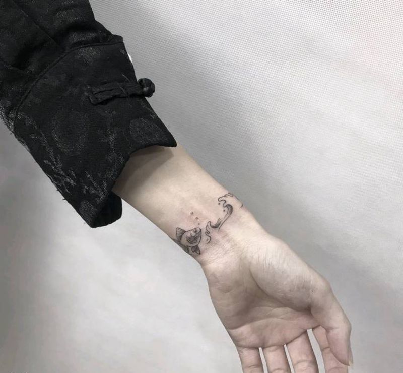 .鱼纹身图片_手部小清新纹身图案