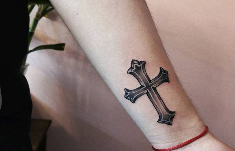十字架纹身图片_手臂欧美写实纹身图案