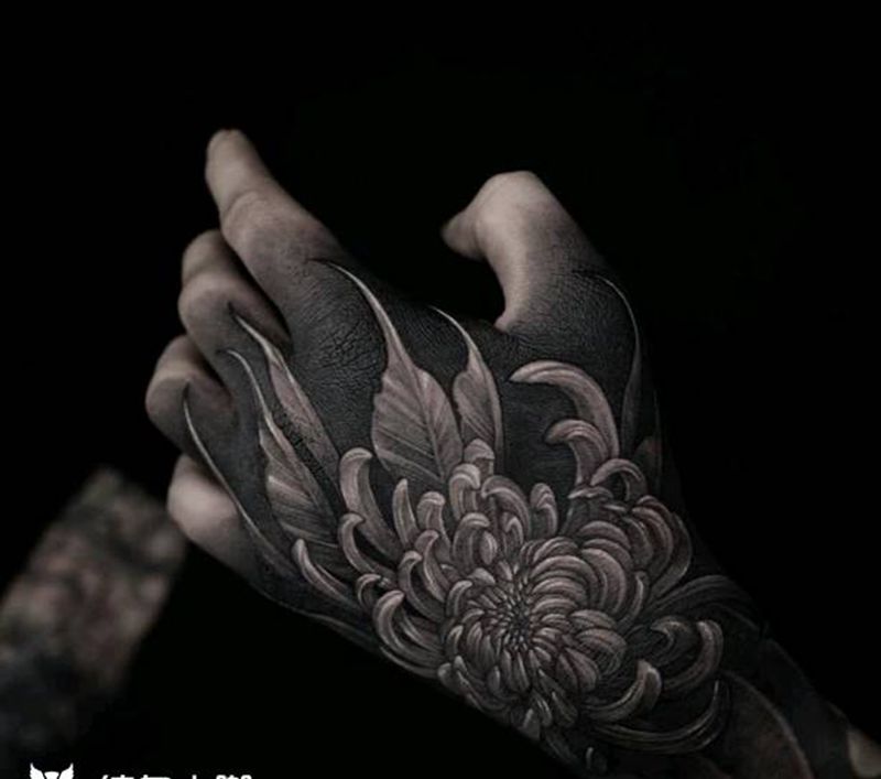 菊花遮盖纹身图片_手部新传统暗黑纹身图案