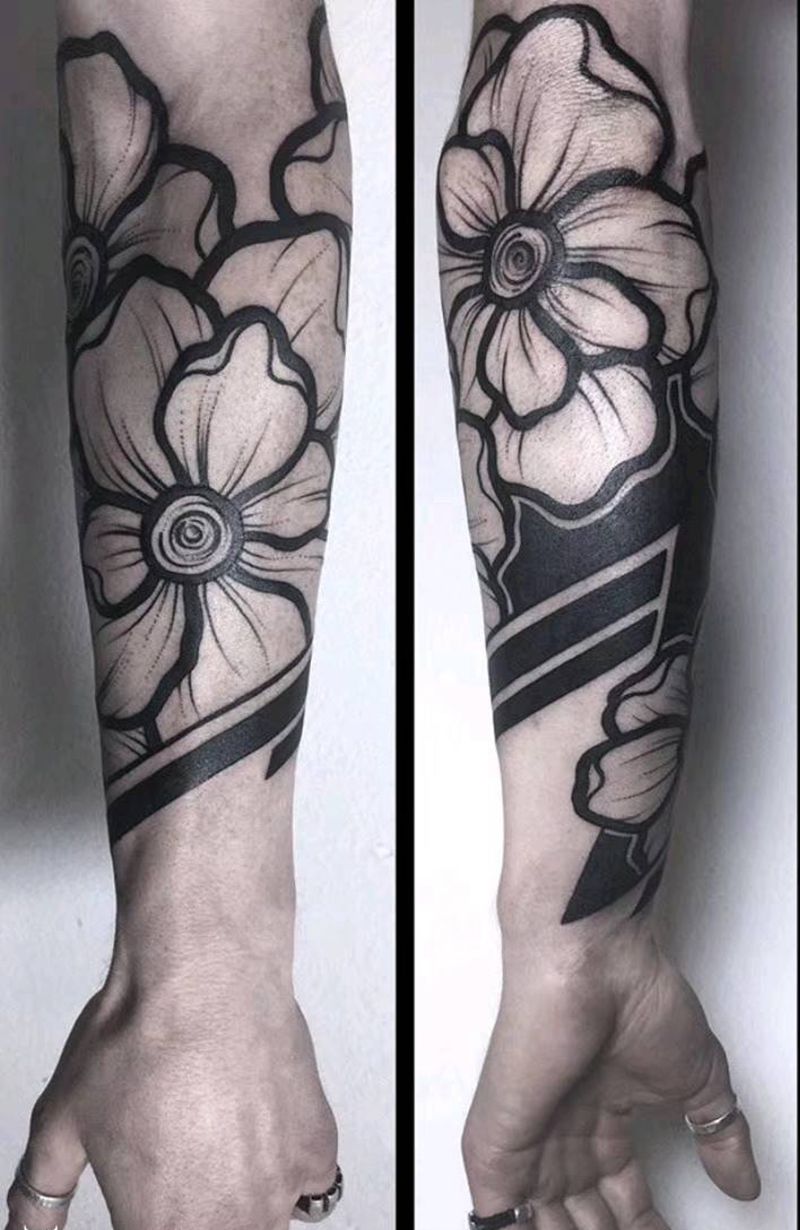 花卉纹身图片_手部黑灰纹身图案
