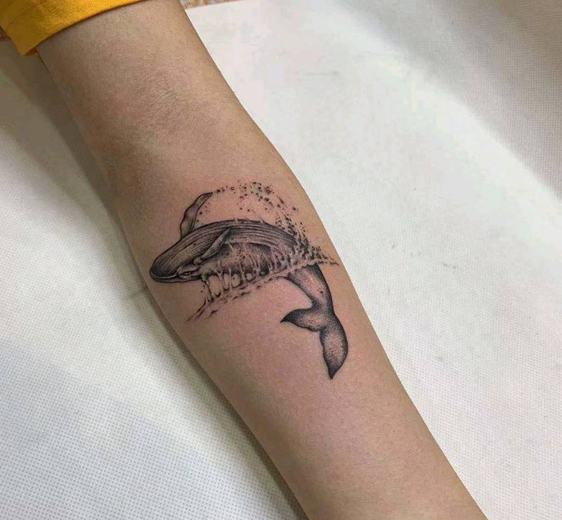 鲸鱼纹身图片_手部点刺纹身图案