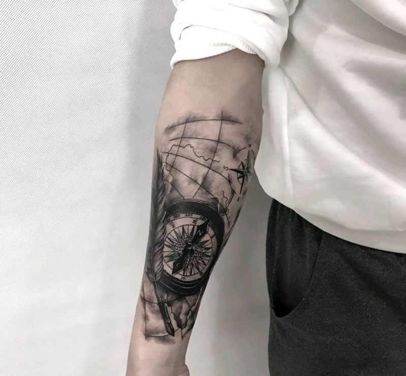 指南针纹身图片_手部欧美写实纹身图案
