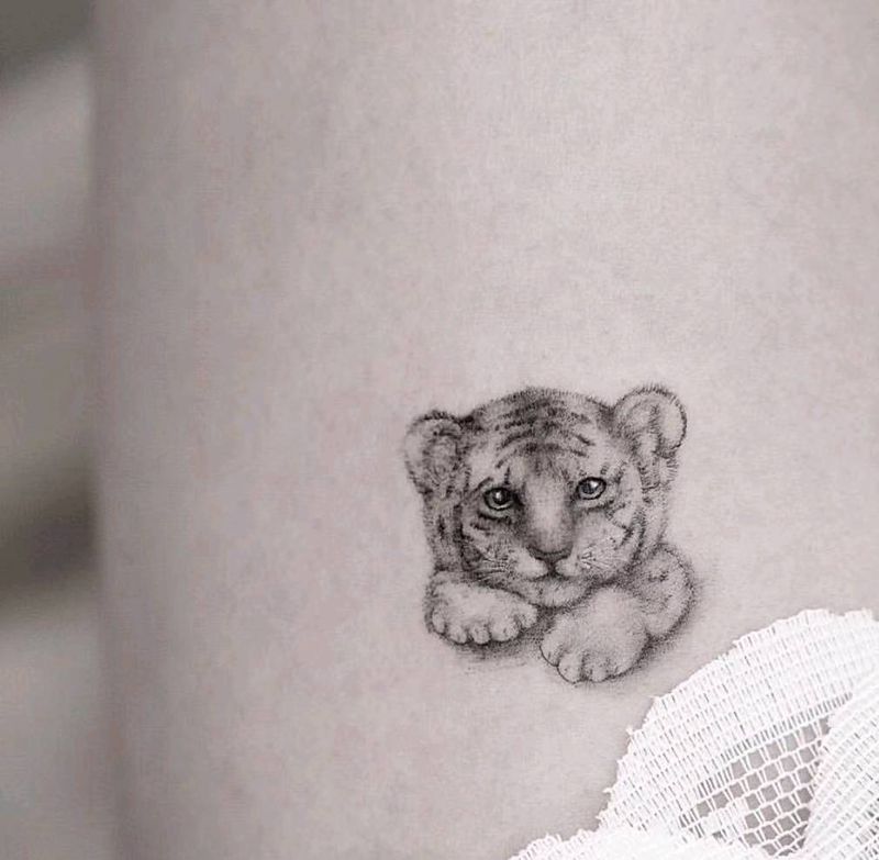 虎头纹身图片_腿部点刺黑灰纹身图案